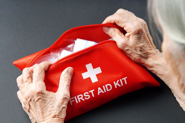 first aid for seniors in an emergency. managing medications for seniors in an emergency situation at goldnesurvivalisgt.com