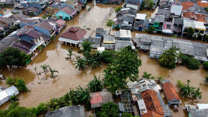 Smart Ways to Stay Safe in a SHTF ScenarioNatural disaster - hurricane flood waters in Florida.